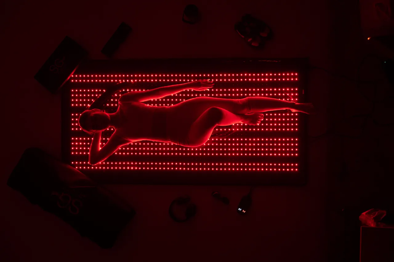 พื้นหลังโทนสีและแสงประกอบส่วนทำไมต้อง SG Red Light Therapy